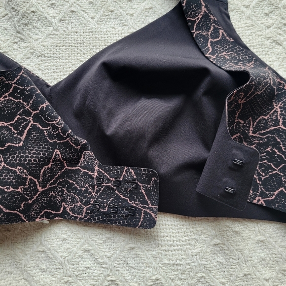 Lululemon Like Nothing Cupped Light Support Back Clasped Bra- Rose Black - Picture 3 of 7